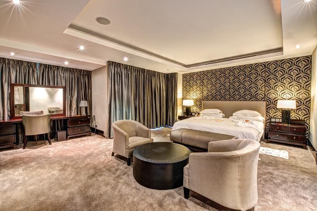 Royal Marang Hotel Phokeng Номер фото A bedroom at the Taj Mahal Palace