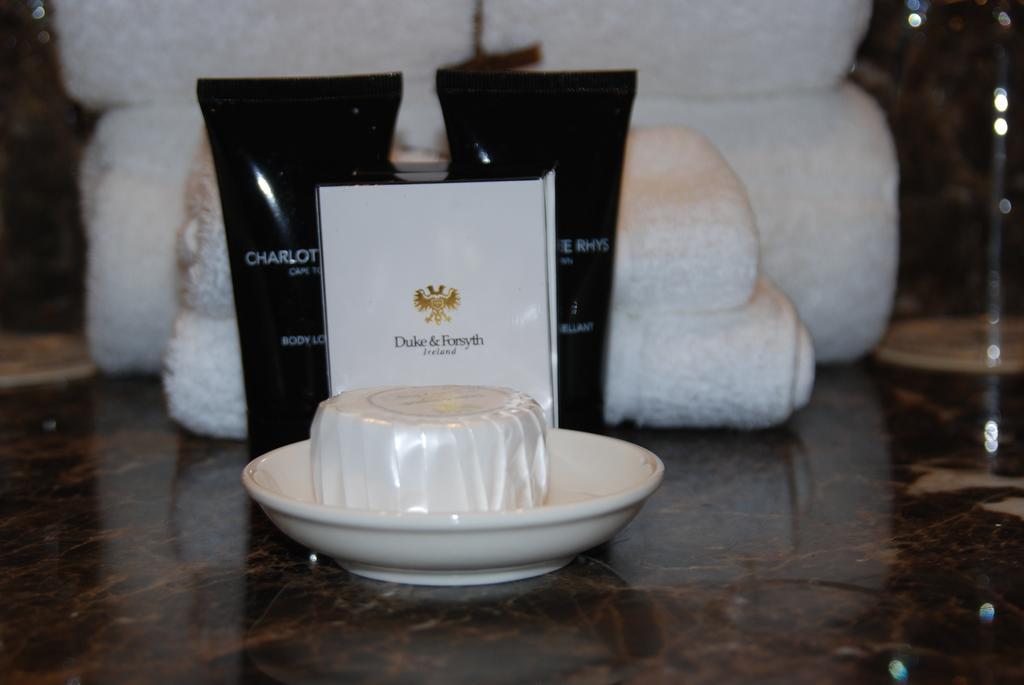 Royal Marang Hotel Phokeng Номер фото Charlot toiletries